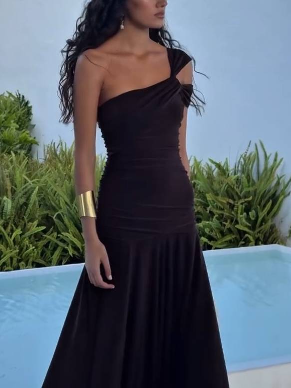 SARINA – ELEGANT OFF-SHOULDER CURVE-HUGGING DRESS